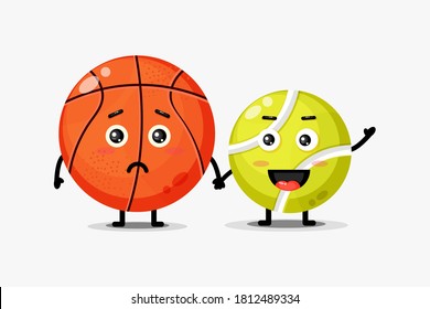 Mascota de baloncesto y de pelota de tenis, con las manos en la mano