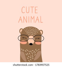 Oso lindo con gafas en un fondo rosado. Diseño de libros, cuadernos, cuadernos, camisetas, telas. Ilustración aislada vectorial con un oso Cute. Impresión infantil. Ilustración con un animal forestal