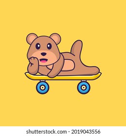 Cute Bär liegt auf einem Skateboard. Konzept der Tierkarikatur einzeln. Kann für T-Shirt, Grußkarte, Einladungskarte oder Maskottchen verwendet werden.