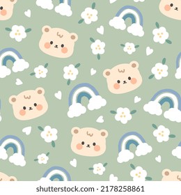 Oso de peluche beige, cara alegre en un fondo verde pastel con arcos de lluvia, flores y nubes. Pajama cielo para niños, papel de envoltura, tela e impresión textil