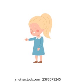 Una rubia guapa con la mano apuntando hacia delante en el lado izquierdo y riendo. Niño caricaturista hace un gesto que presta atención, muestra o bromea. Ilustración aislada de caracteres de niños graciosos de vector plano