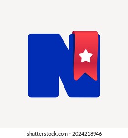 Frische und fette N-Buchstaben-Logo mit rotem Lesezeichen-Band und weißem Stern. Die Vektorgrafik eignet sich perfekt für Ihr Lieblingsprojekt, Schulinfographie, Reading App Identity, Books Store oder Unternehmen.