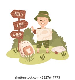 Un niño pequeño con mochila y mapas de senderismo y excursión explorando la ilustración de vectores naturales