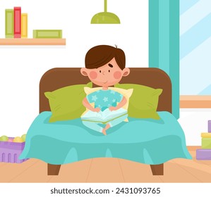 Netter Junge Charakter Lesen Buch Sit in Bett Vektor Illustration