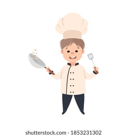 Cute Boy Chef Cook Frittieren Gemüse auf Pan, lächelnd Kind im Chef Uniform Kochen in Küche Cartoon Stil Vektorgrafik.