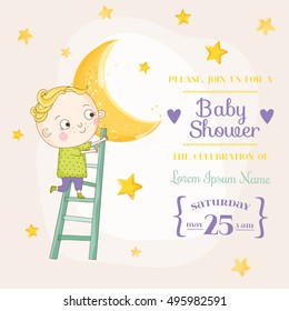 Niño lindo escalando en una luna. Ducha para bebés o tarjeta de llegada, en vector