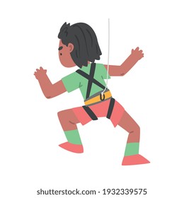 Muro de escalada o montaña cúbico, vista trasera del personaje de escalador infantil haciendo deporte, divertirse en parque de aventuras de dibujos animados Ilustración vectorial