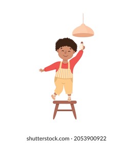 Niño lindo haciendo tareas domésticas y mantenimiento de la casa parado en la silla enroscándose en vectores de bombillas ligeras Ilustración