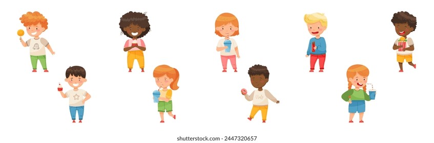 Lindo niño y niña comiendo dulces y golosinas azucaradas Vector Set