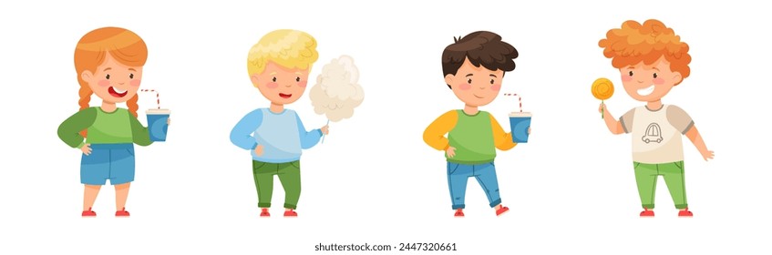 Lindo niño y niña comiendo dulces y golosinas azucaradas Vector Set