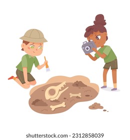 Cute Junge und Mädchen studieren Archäologie, Vektorgrafik. Cartoon-Szene mit kleinen Archäologen Figuren, die Dinosaurierknochen im Boden erforschen, Kinderpaläontologen spielen, Bürste und Kamera halten.