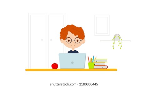 Un chico lindo con anteojos aprendiendo a través de internet en casa. Feliz chico inteligente estudiando en línea en una laptop. Niño estudiando en un escritorio. Ilustración del vector aislada en fondo blanco