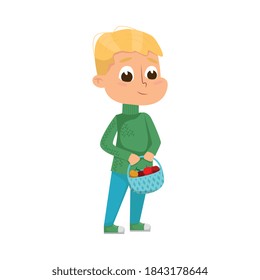 Niño lindo sosteniendo una canasta llena de manzanas maduras, temporada de otoño actividad al aire libre estilo de dibujos animados Ilustración vectorial