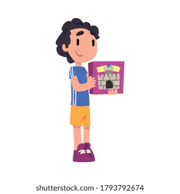 Cute Boy sostiene caja de bloques Constructor, niño adorable jugando con vectores de dibujos animados favoritos Ilustración sobre fondo blanco