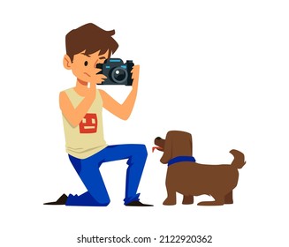 Un chico lindo fotografiando perro con cámara profesional, ilustración vectorial plana aislada en fondo blanco. El personaje de dibujos animados infantil toma fotos de mascota.