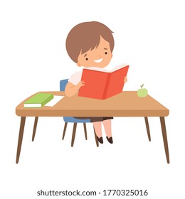 Niño lindo sentado en el escritorio y leyendo un libro, niños de preescolar, actividad rutinaria de rutina ilustración vectorial de dibujos animados