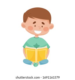 Un niño pequeño sentado en el suelo con una ilustración de vectores de lectura y libro abiertos