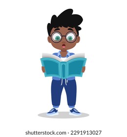 Un chico lindo se sorprende al leer un libro