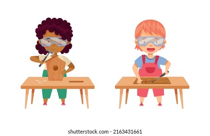 Cute Jungs machen Tischlerarbeiten. Kinder, die in Kunsthandwerkskartoon schreien und nageln, Vektorgrafik