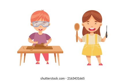 Chicos lindos haciendo carpintería. Happyboy y muchacha trabajando con herramientas de construcción en ilustraciones vectoriales de dibujos animados
