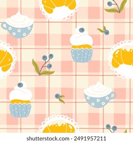 Lindo desayuno de dibujos animados Gingham patrón sin fisuras con croissant, café, cupcake con arándano. Tartan check Dibujado a mano ilustración simple de moda en la paleta de verano. Ambiente matutino.