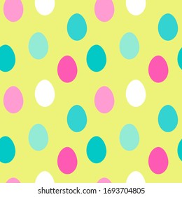 Huevos dulces y coloridos de Pascua, irregulares y sin fisuras con fondo verde ensalada. Ensalada, color rosa y turquesa.