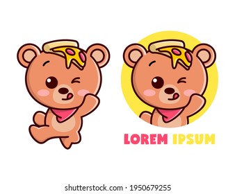 OSO MARRÓN CORTO CON UNA PIEZA DE PIZZA EN LA CABEZA MIENTRAS JUMPING CARTOON MASCOT.