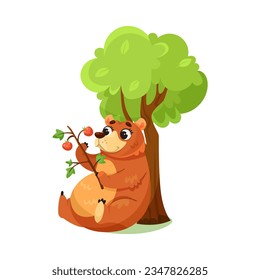 Oso marrón lindo sentado cerca del árbol y comiendo berry como ilustración de un vector animal forestal