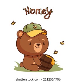 Cute Cartoon Babybär im Baseballhut mit Fass Honig. Element für Druck, Postkarte und Poster. Vektorgrafik