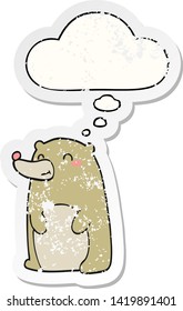 urso de desenho animado bonito com bolha de pensamento como um adesivo desgastado angustiado