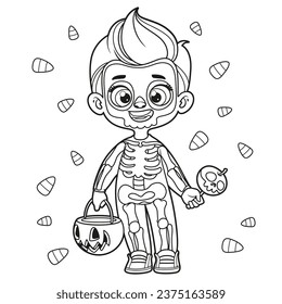 Niño de caricatura lindo con disfraz de esqueleto de Halloween con calabaza para dulces delineados para la página de colorear sobre fondo blanco