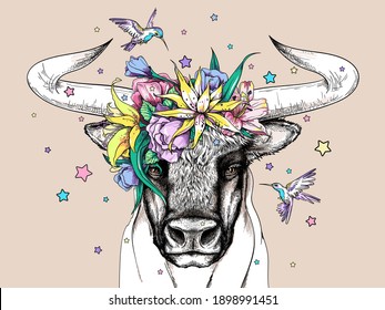 Toro de caricatura lindo en una corona floral. Retrato brillante de un hermoso animal salvaje con flores y pájaros. Ilustración vectorial en estilo dibujado a mano. Imagen elegante para imprimir en cualquier superficie