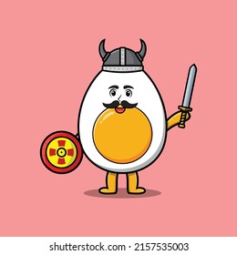 Personaje de caricatura lindo Huevo cocido viéndose pirata con sombrero y sosteniendo espada y escudo