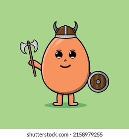 Personaje de dibujos animados lindo marrón huevo viking pirata con sombrero y aguantar hacha y escudo