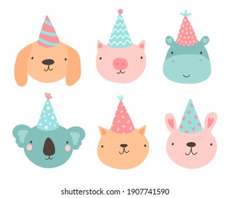 Un lindo doodle de dibujos animados con animales graciosos en sombreros de fiesta. Perro, gato, conejo, hipopótamo, koala y gato. Caracteres coloridos para tu diseño. Material de impresión de cumpleaños para niños