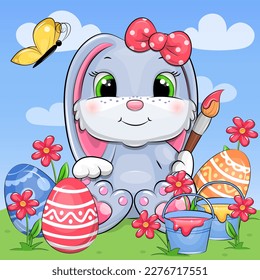 Un mignon lapin de Pâques avec un pinceau peint des oeufs de Pâques. Illustration vectorielle festive d'un animal avec des oeufs, des fleurs et un papillon sur fond bleu avec des nuages.