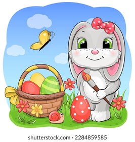 Un mignon lapin de Pâques avec un pinceau et un panier rempli d'oeufs de Pâques. Illustration vectorielle festive d'un animal sur fond bleu avec nuages.