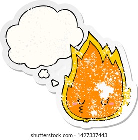 süßes Cartoon-Feuer mit Denkblase als bedrückter abgenutzter Aufkleber