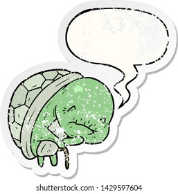 bonitinho desenho animado tartaruga velha com bengala com balão de fala afligido velho adesivo