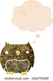 tierno búho de dibujos animados con burbuja de pensamiento en un estilo retro angustiado y con textura estrafalaria