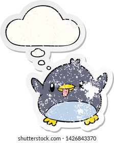 un lindo pingüino de dibujos animados con burbuja de pensamiento como pegatina gastada angustiada