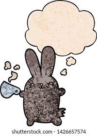 süßes Cartoon-Kaninchen mit Kaffeetasse mit Gedankenblase im Grunge-Stil