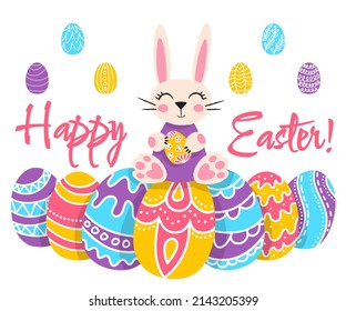 El conejo de dibujos animados se sienta sobre los coloridos huevos de Pascua. Dibujo brillante para tarjetas de felicitación tradicionales y carteles. Ilustración horizontal vectorial en un estilo plano con la inscripción