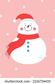 Caricatura de un muñeco de nieve con sombrero rojo y bufanda en un fondo rosa claro y nieve. Graciosa tarjeta de saludo de colores.