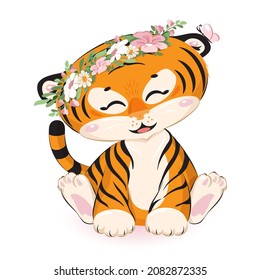 Bebé tigre de dibujos animados con flores vestido de fondo blanco con mariposa. Pequeña y adorable cachorro de tigre - mascota zodiaca china del año nuevo 2022. Ilustración vectorial para tarjeta de felicitación, camiseta