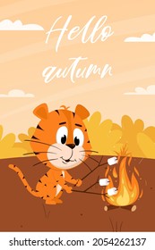 Cute Cartoon Tiger röstet Marshmallows auf einem Feuer. Hintergrund einer Herbstlandschaft mit gelben Sträuchern. Vertikale rechteckige Karte mit einem hübschen Charakter. Hallo Herbst. Farbvektorgrafik
