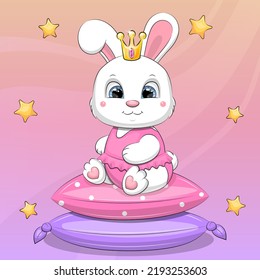 Un lindo dibujo animado de conejo blanco con una corona se sienta en las almohadas. Ilustración vectorial de un animal sobre un fondo colorido con estrellas.