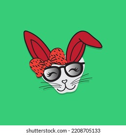 Personajes de dibujos animados de gatos pequeños se enfrentan aislados de fondo verde