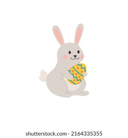 Conejo lindo y alegre sosteniendo huevo de Pascua, ilustración vectorial plana aislada en fondo blanco. Caricatura infantil del animal. Conejo con huevo pintado. Celebración de primavera y Pascua.