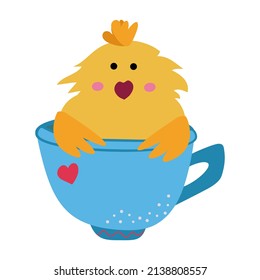 Pollo lindo sentado en una taza azul con corazón. Una simple ilustración infantil